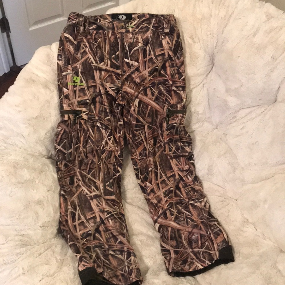 Mossy oak “real tree” camouflage pants.